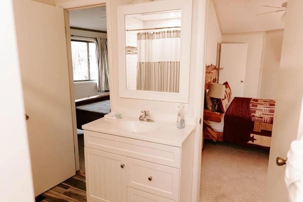 Cabin With Treehouse Views, 3 King Beds, 4 Bunks, And Large Hot Tub! Гатлинбург Экстерьер фото