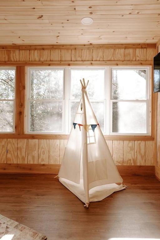 Cabin With Treehouse Views, 3 King Beds, 4 Bunks, And Large Hot Tub! Гатлинбург Экстерьер фото