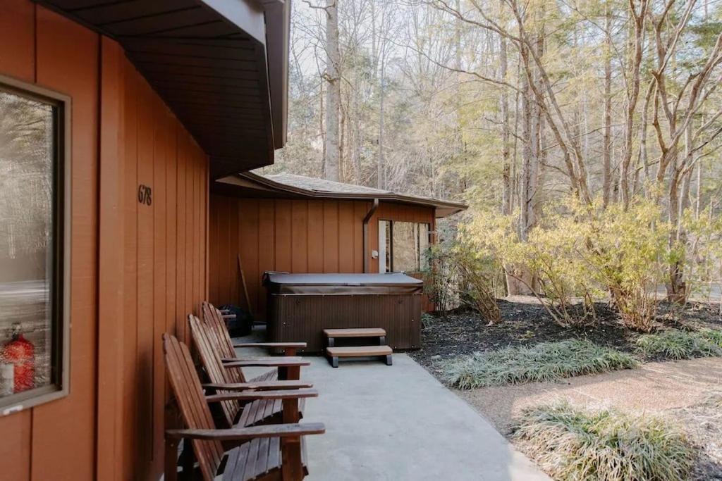Cabin With Treehouse Views, 3 King Beds, 4 Bunks, And Large Hot Tub! Гатлинбург Экстерьер фото